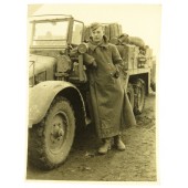 Foto av Wehrmachtförare med sin lastbil 